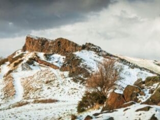 Salisbury Crags in snow, Edinburgh, Scotland. EH044