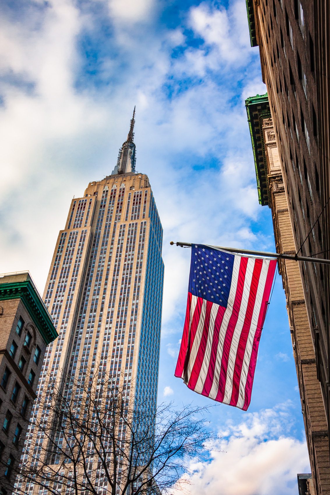 Empire State Building and US Flag from Fifth Avenue, New York City NY004
