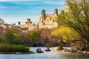 Rowing boats on Central Park Lake, New York City NY019