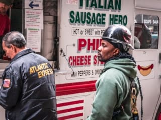 Delivery driver and construction worker queuing at a takeaway truck in lower Manhattan, New York NY038