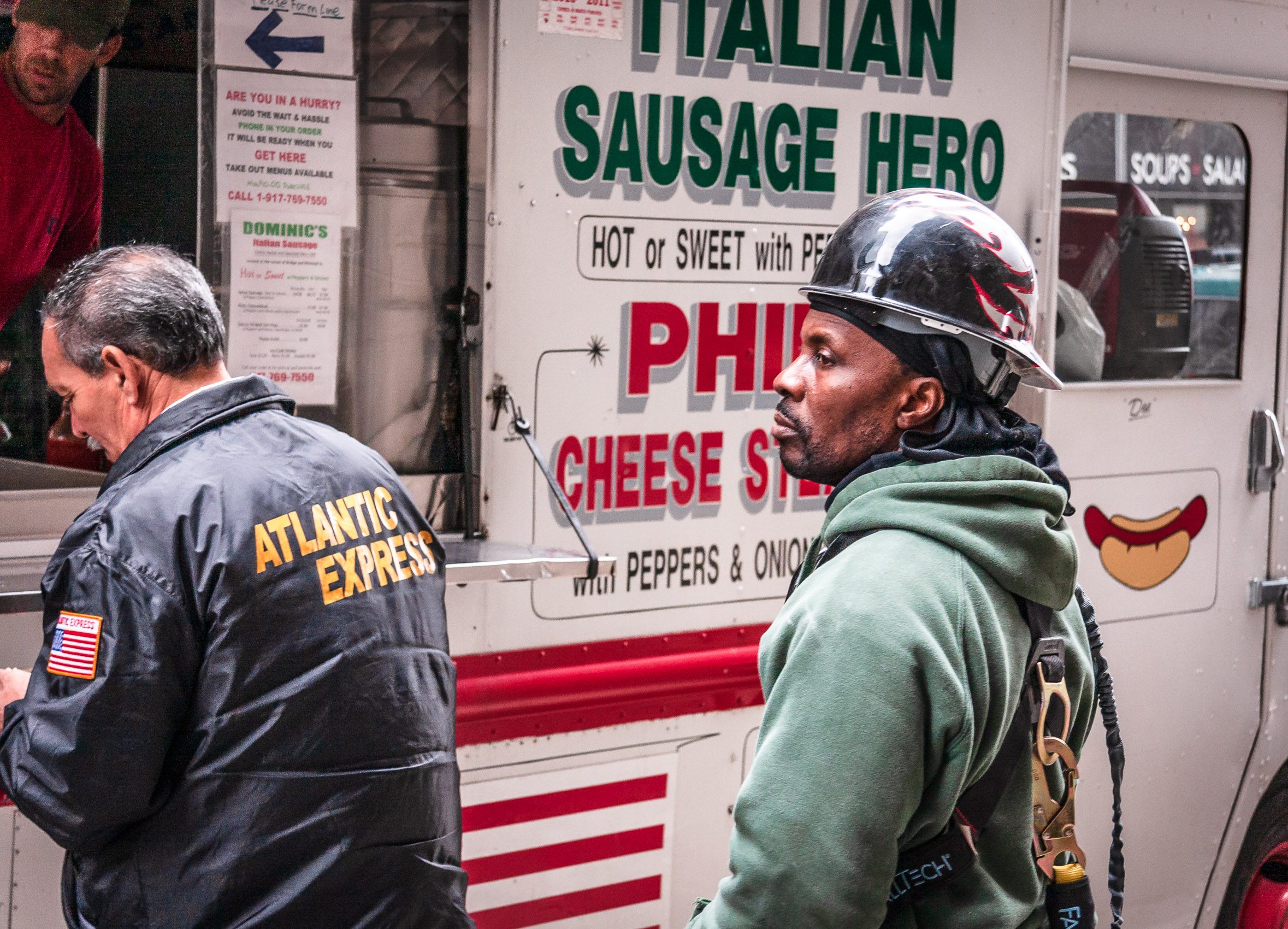 Delivery driver and construction worker queuing at a takeaway truck in lower Manhattan, New York NY038