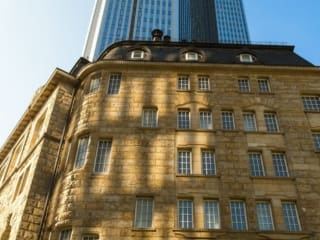 Traditional and modern buildings in Frankfurt am Main, Hesse, Germany. FF014