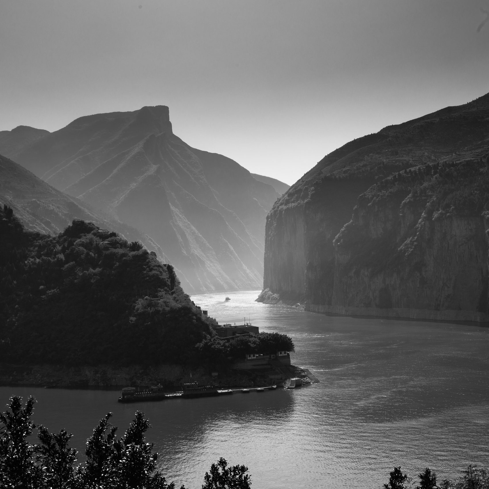 Entrance to the Qutang Gorge on the Yangtze River, Chongqing, China. ZM004