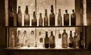 Shelves of antique glass bottles in a vintage store in the River Arts District, Asheville, North Carolina, USA. NC010 Shelves of antique glass bottles in a vintage store in the River Arts District, Asheville, North Carolina, USA. NC010