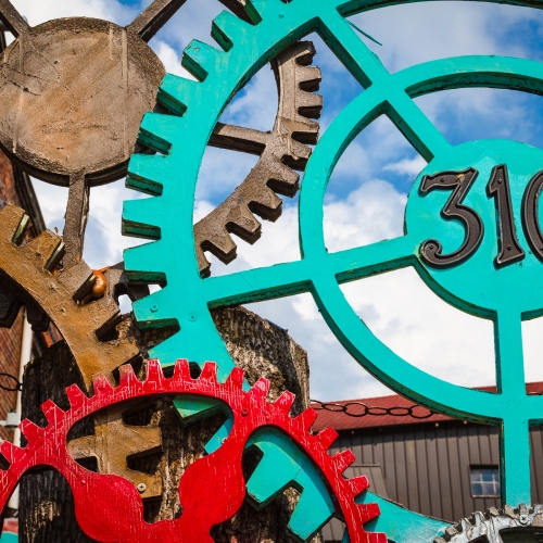 Decorative display of gear wheels at the River Arts District, Asheville, North Carolina, USA. NC011