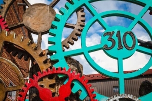 Decorative display of gear wheels at the River Arts District, Asheville, North Carolina, USA. NC011 Decorative display of gear wheels at the River Arts District, Asheville, North Carolina, USA. NC011
