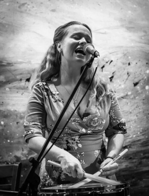 Whitney Moore, of 'Queen Bee and the Honeylovers', Asheville, North Carolina, USA. CM003 Whitney Moore, of 'Queen Bee and the Honeylovers', Asheville, North Carolina, USA. CM003