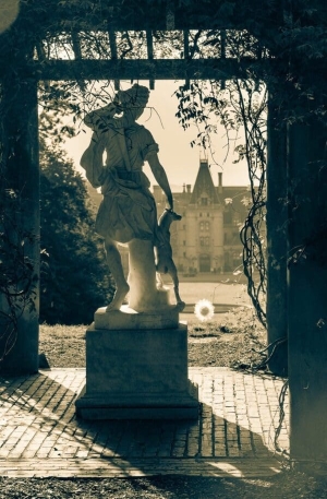 The statue of Diana, goddess of the hunt, located on the hill overlooking Biltmore House, Asheville, North Carolina, USA. NC015 The statue of Diana, goddess of the hunt, located on the hill overlooking Biltmore House, Asheville, North Carolina, USA. NC015