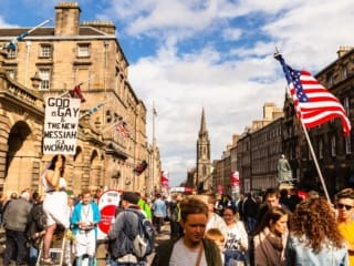 Edinburgh High Street, during the International Festival Fringe, Scotland. EH014