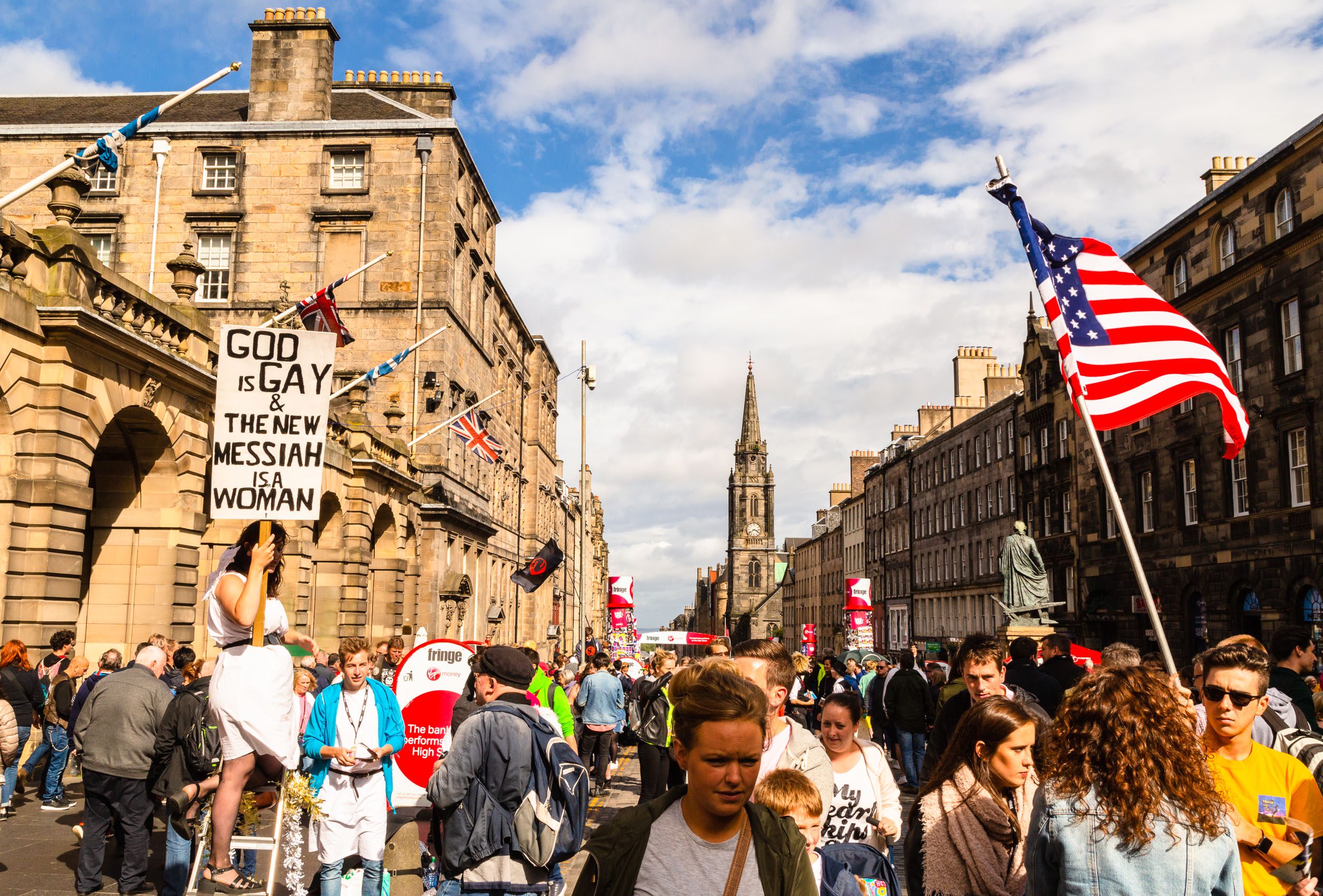 Edinburgh High Street, during the International Festival Fringe, Scotland. EH014