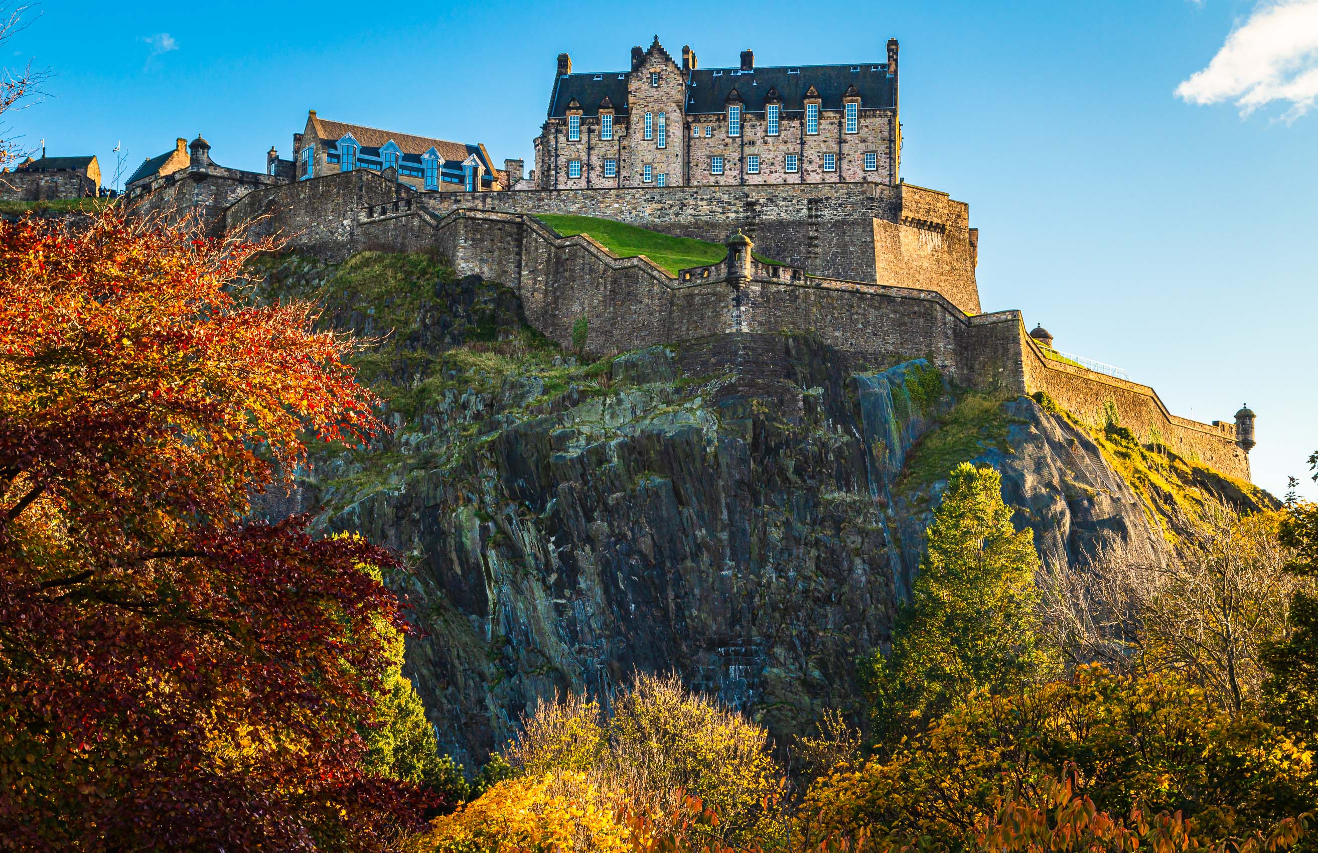 Edinburgh Castle from Princes Street Gardens, Edinburgh, Scotland. EH024