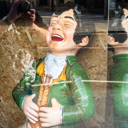 Statue of Robert Burns in a pub window during the Coronavirus lockdown, Nethergate, Dundee, Scotland. DD061