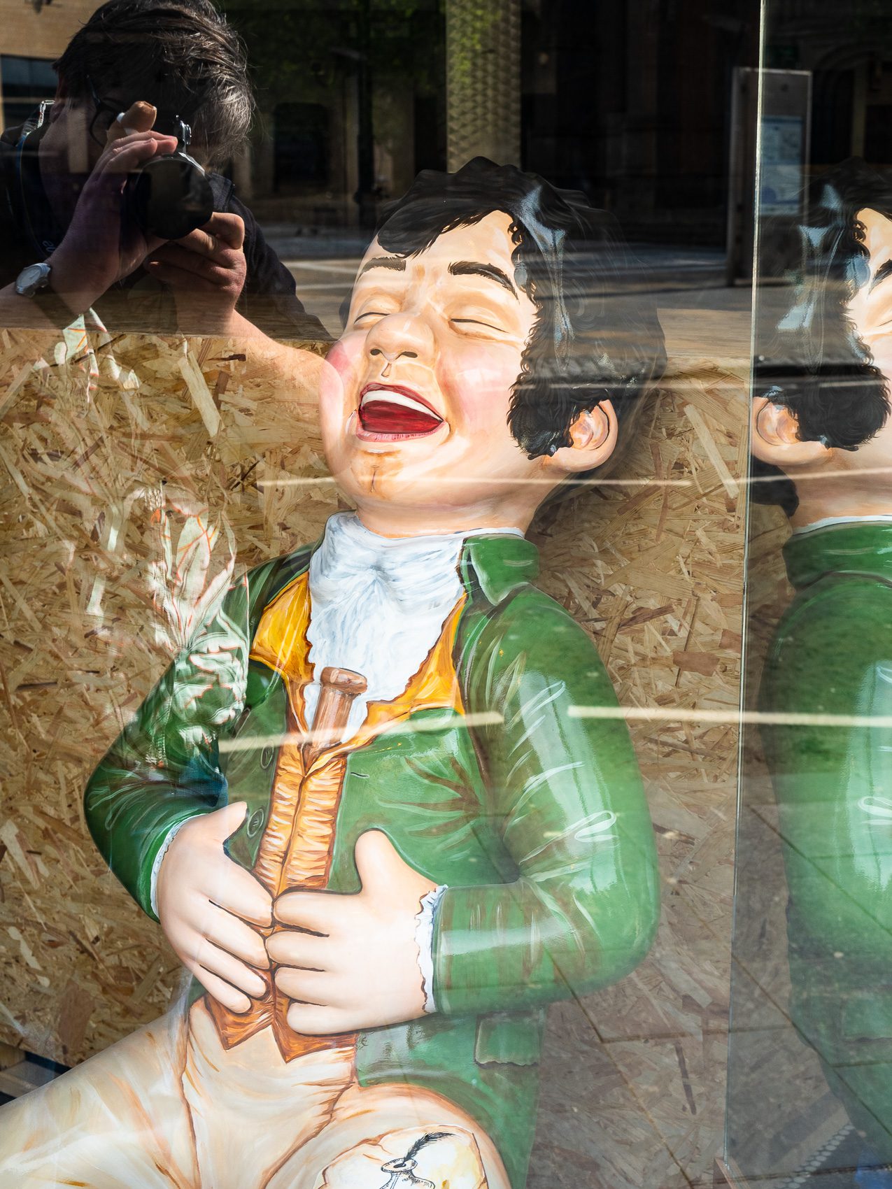 Statue of Robert Burns in a pub window during the Coronavirus lockdown, Nethergate, Dundee, Scotland. DD061