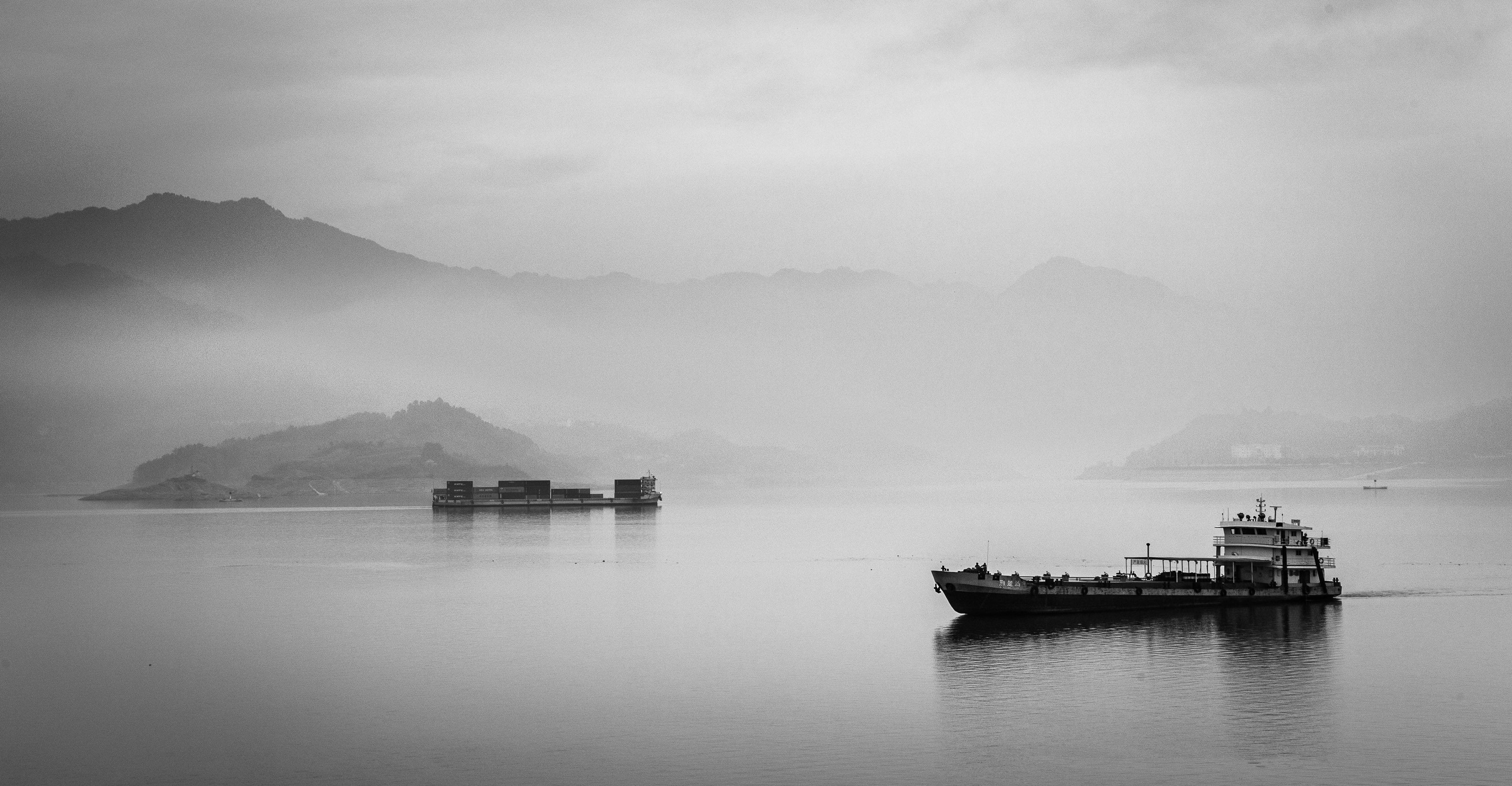 Ships on the Yangtze at Zigui Harbour, China. ZM005
