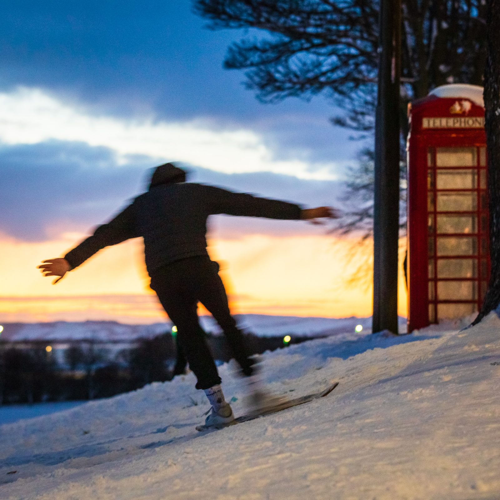 Snowboarding at dusk on Magdalen Green, Dundee, Scotland. DD127