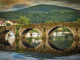 Brandon Hill and the 18th century stone bridge over the River Barrow at Graiguenamanagh, County Kilkenny, Ireland. BR020