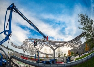 Installation of the 'Tay Whale' sculpture on Dundee Waterfront. DD160