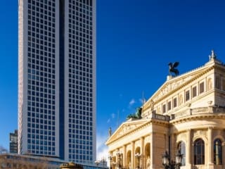 The Alte Oper and the Opernturm on the Opernplatz, Frankfurt am Main, Hesse, Germany. FF025