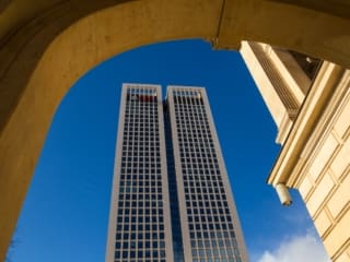 Financial business towers in Frankfurt am Main, seen from the arched portico of the Alte Oper. FF024