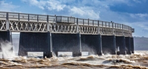 Stormy water by the Tay Railway Bridge, Dundee, Scotland. DD138
